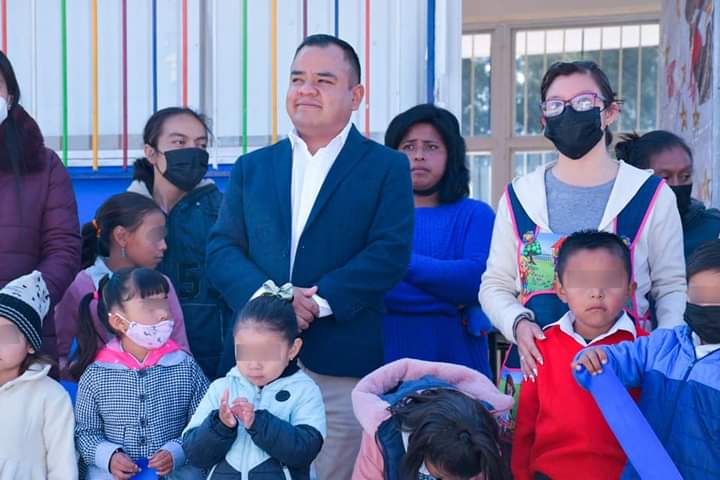 Entrega alcalde de Apetatitlán, Ángelo Gutiérrez, rehabilitación de preescolar de Tepetomatitlán